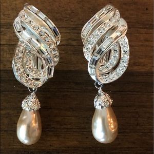 Retro CAROLEE Glamour Clip On Earrings